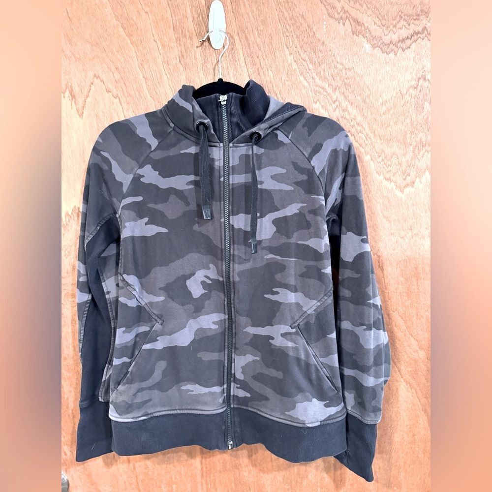Athleta Gray Camo Triumph Jacket Size M